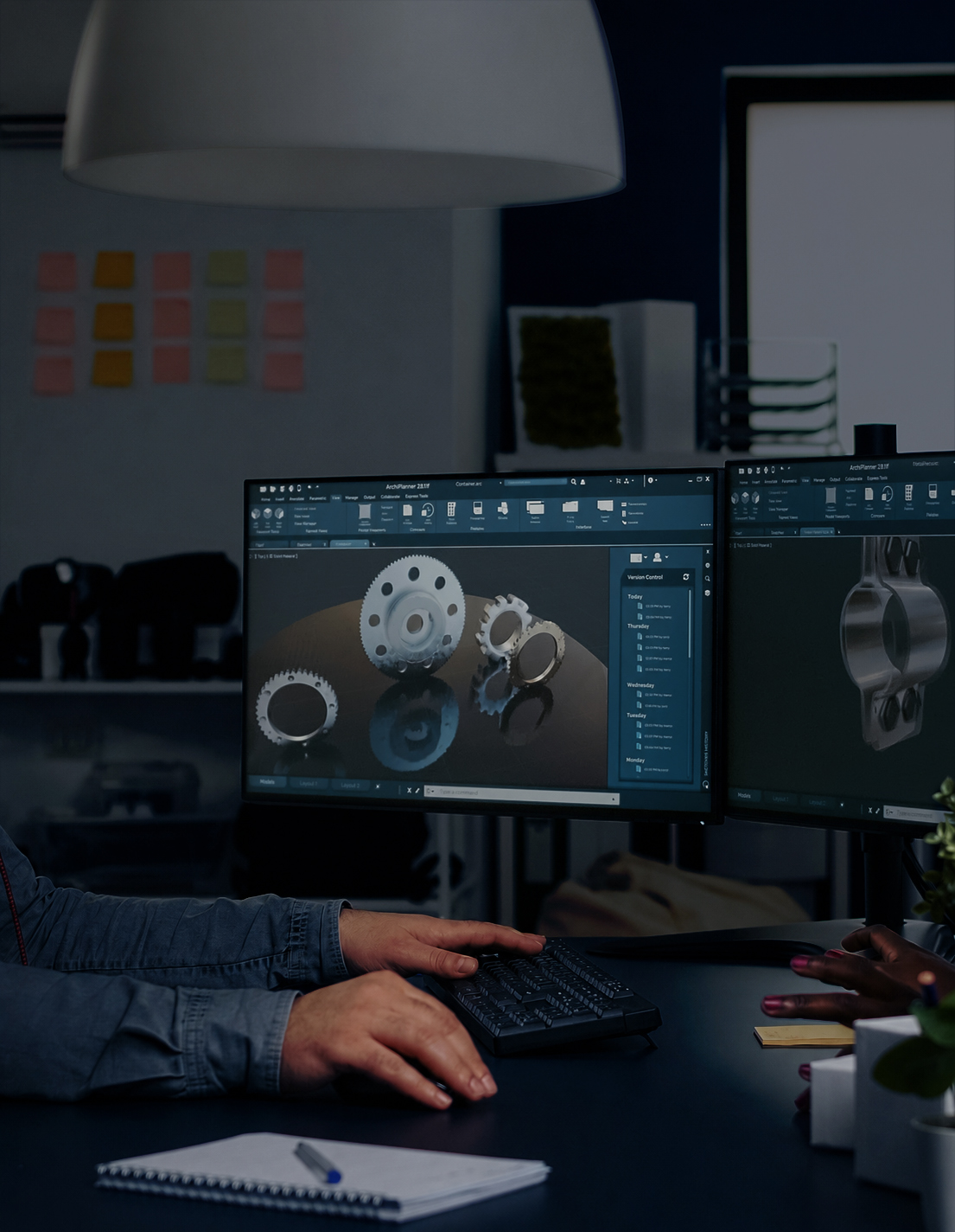 Equipe analisando projetos industriais em estações de CAD